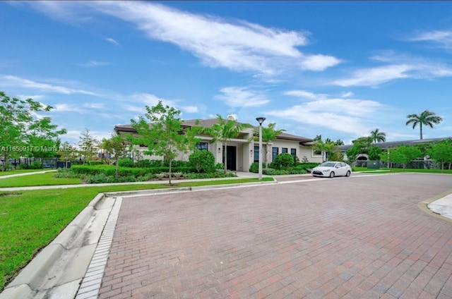 view of property's community featuring a yard