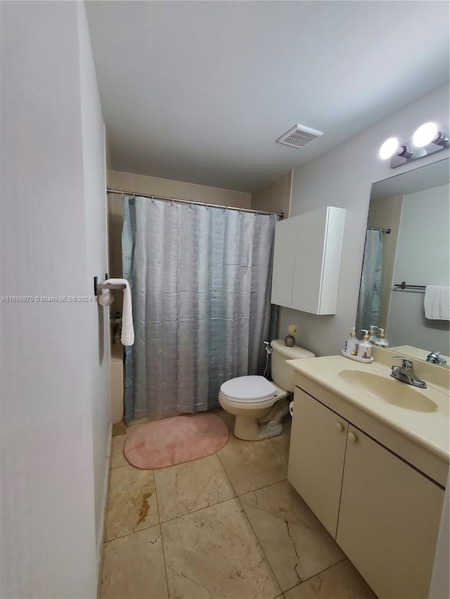 bathroom featuring a shower with shower curtain, vanity, and toilet