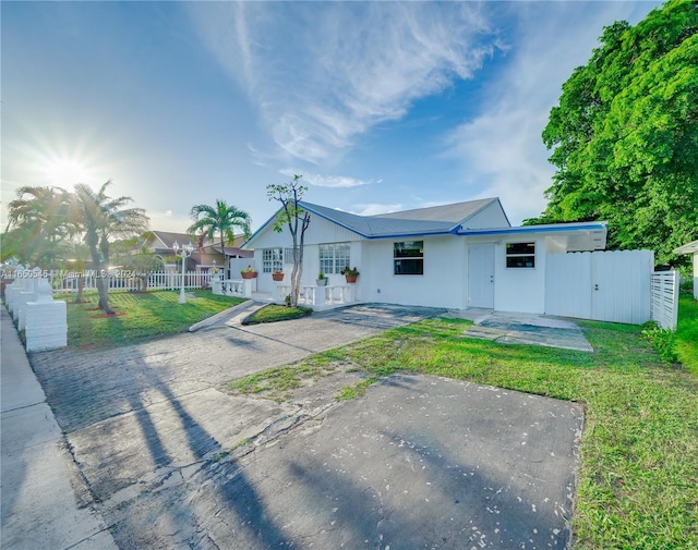 view of front of property featuring a fenced front yard, a gate, and a front yard