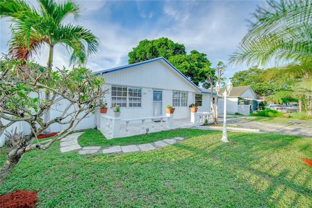 view of front of home with a front lawn