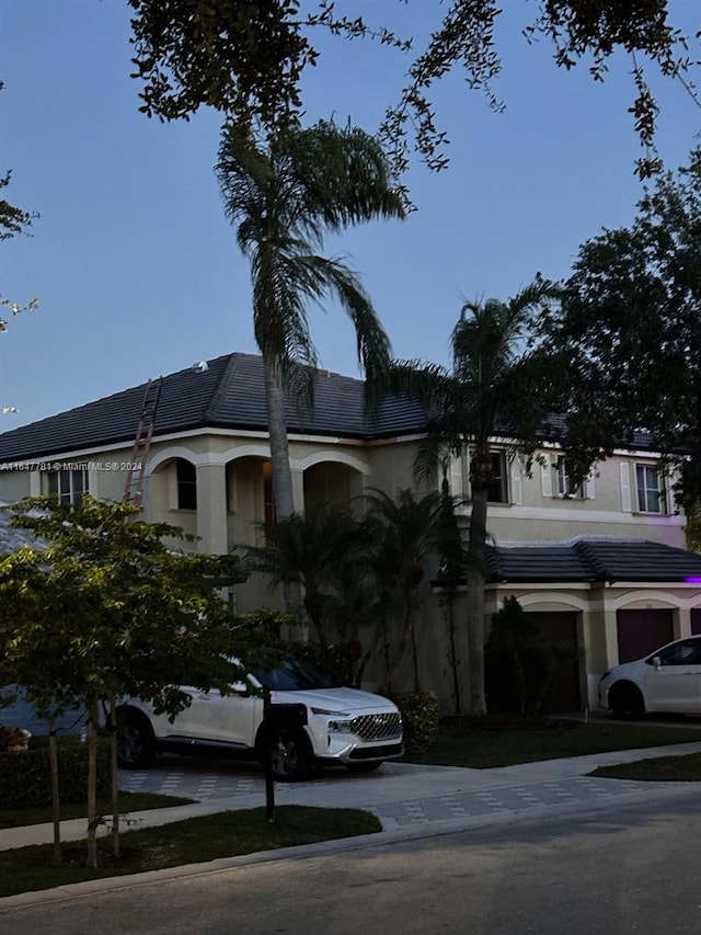 view of front facade featuring a garage