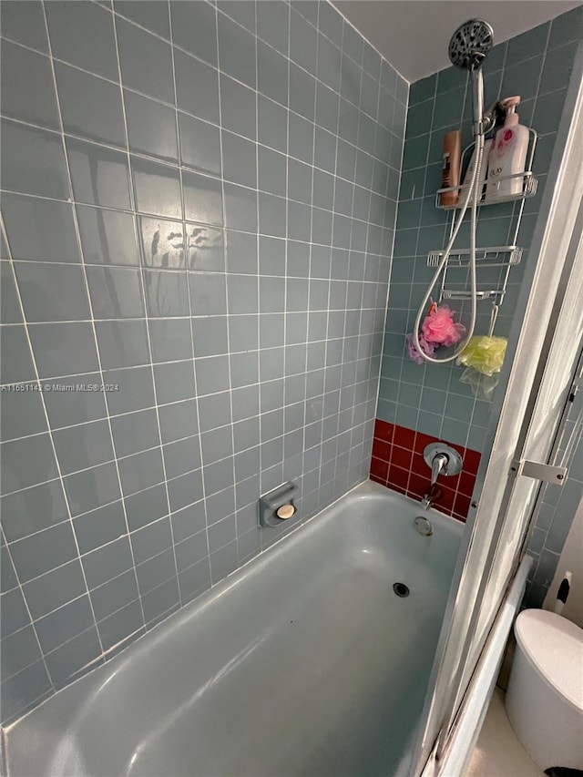 bathroom with toilet and shower / tub combo with curtain