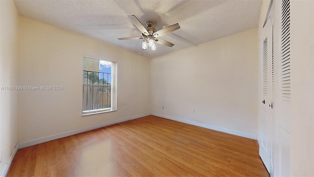 unfurnished bedroom with ceiling fan, a textured ceiling, light wood-type flooring, and a closet