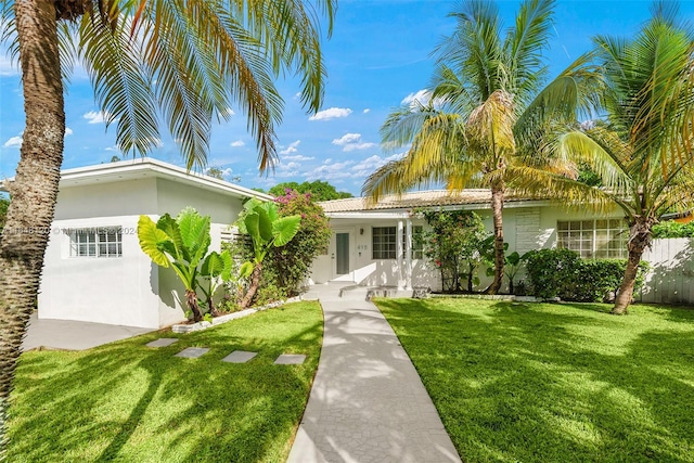 view of front of property featuring a front yard