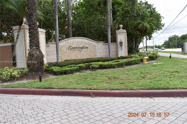 community / neighborhood sign featuring a lawn