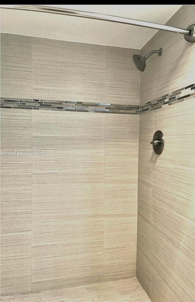 bathroom featuring tiled shower