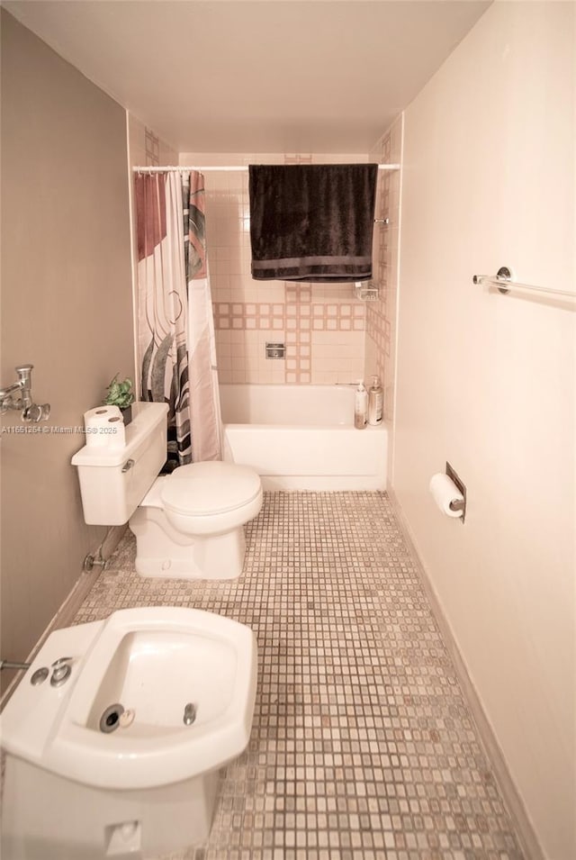 full bath featuring baseboards, toilet, and shower / bath combination with curtain