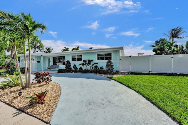 single story home with a front lawn