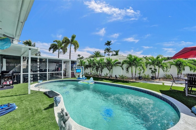 view of swimming pool featuring a yard