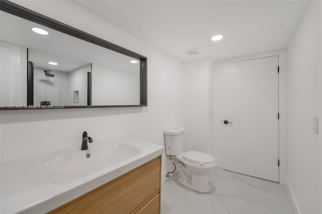 bathroom featuring a tile shower