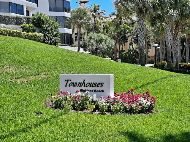 community / neighborhood sign featuring a yard