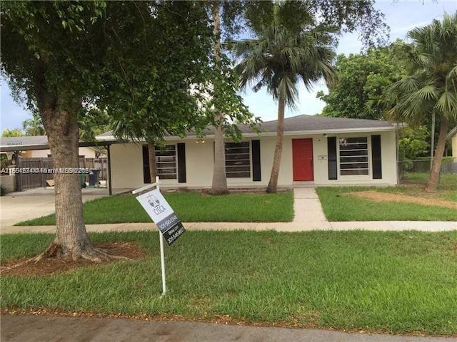 view of front facade featuring a front yard