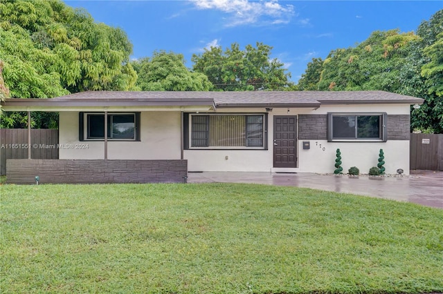 single story home featuring a front lawn