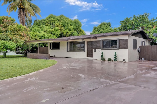 ranch-style home with a front yard