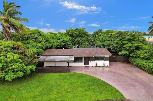 single story home featuring a front lawn