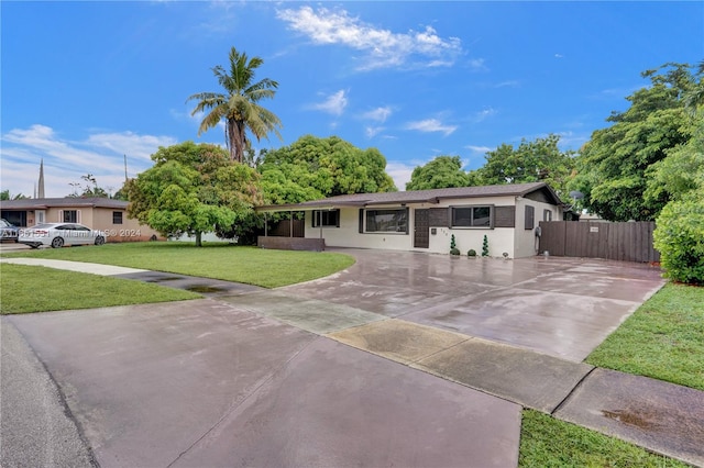 ranch-style house featuring a front lawn