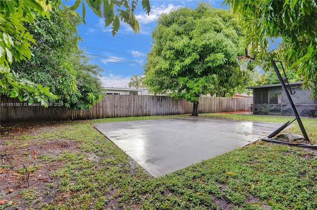 view of yard featuring a patio area