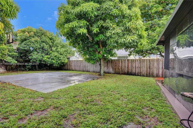 view of yard with a patio area