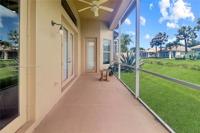 sunroom with ceiling fan