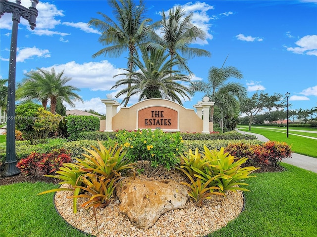 community / neighborhood sign featuring a lawn