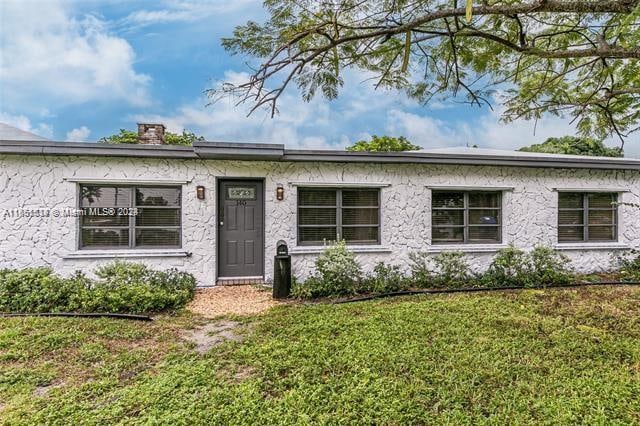 view of front of house featuring a front yard