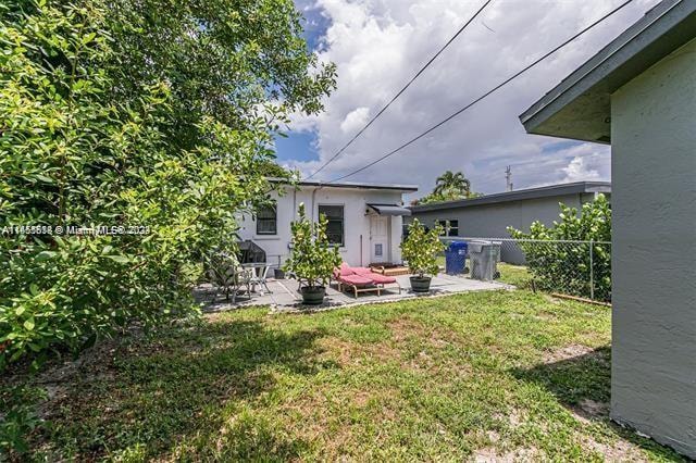 view of yard featuring a patio area