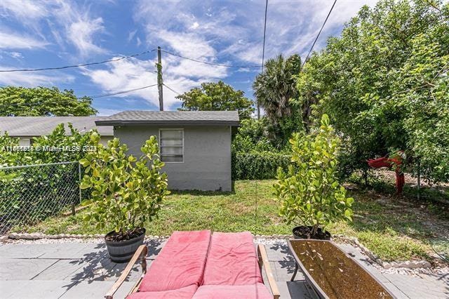 view of yard with a patio