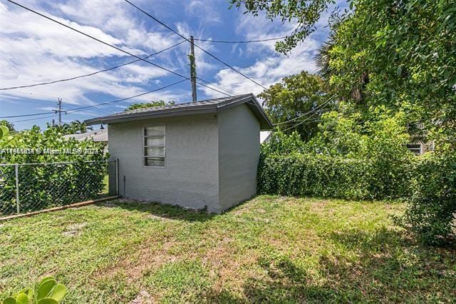 view of side of property featuring a yard