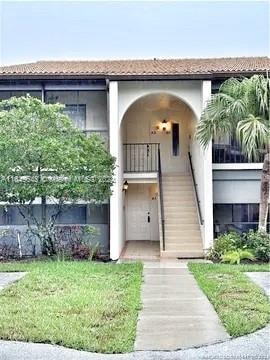 entrance to property featuring a balcony