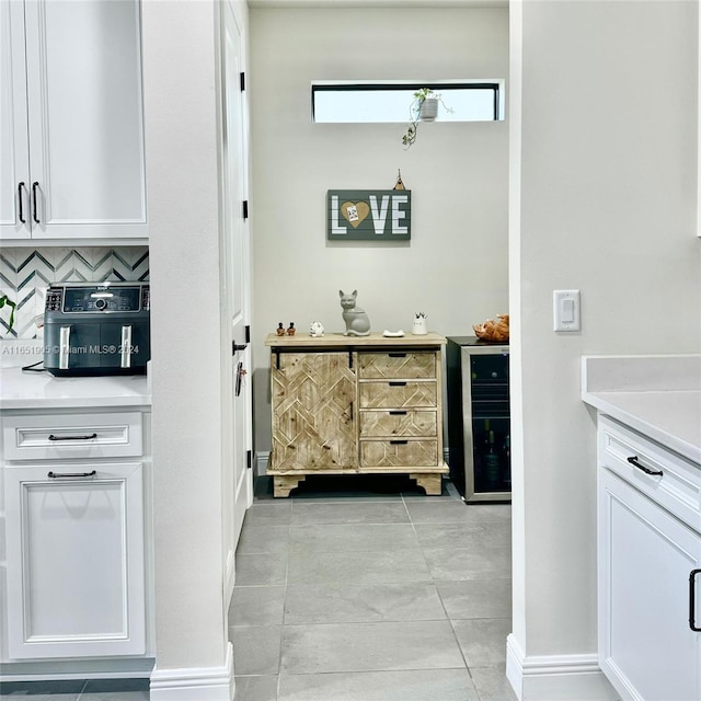 8123 NW 78th St, Tamarac, FL 33321 - bar area featuring decorative backsplash and baseboards