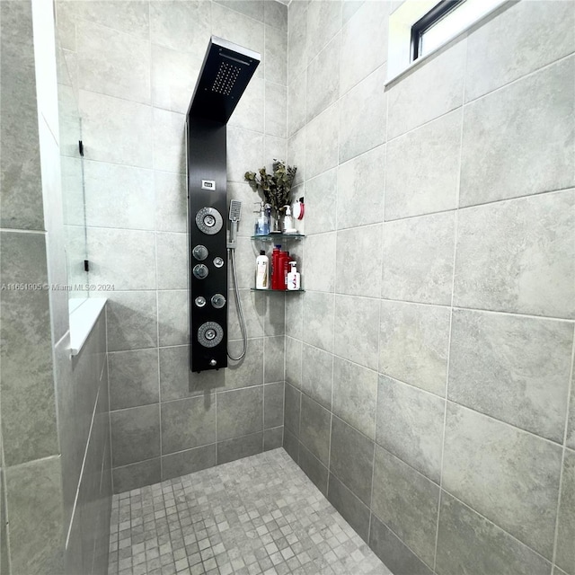 8123 NW 78th St, Tamarac, FL 33321 - full bath featuring a tile shower