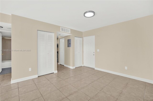 empty room featuring light tile patterned floors