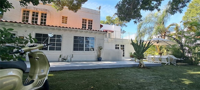 846 Michigan Ave Unit 101, Miami Beach, FL 33139 - back of house with stucco siding and a yard