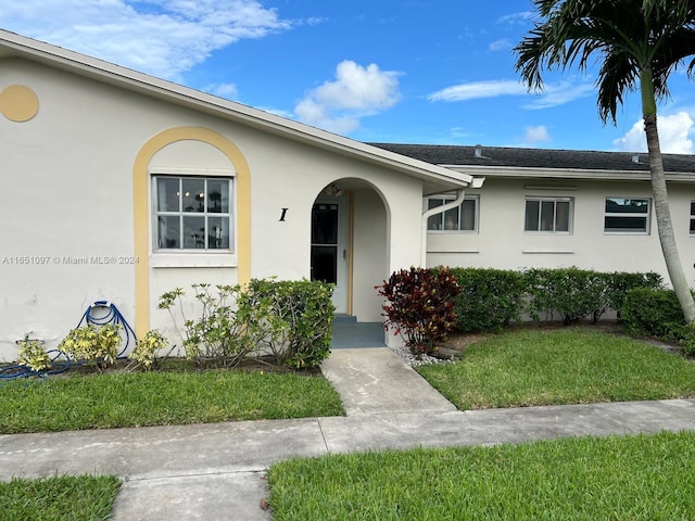 view of front of home featuring a front yard