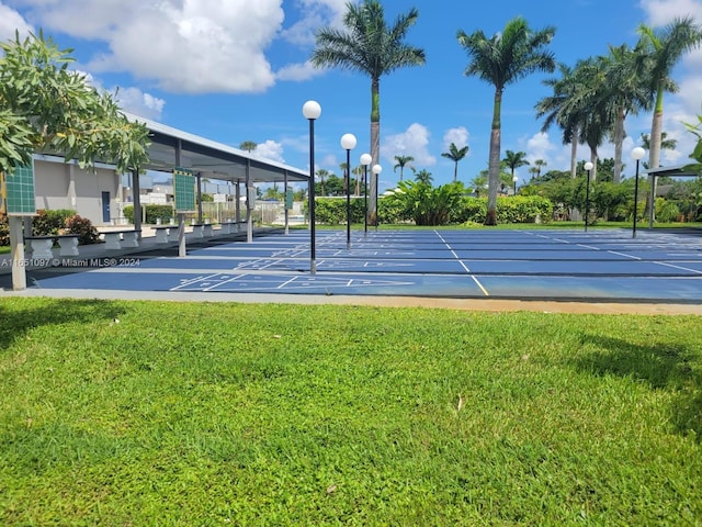 view of property's community featuring a lawn