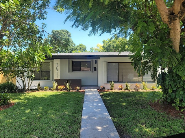 view of front of property featuring a front yard