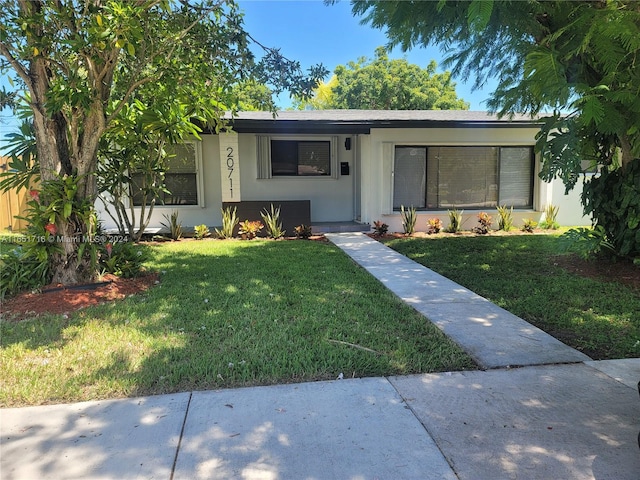 view of front facade featuring a front lawn