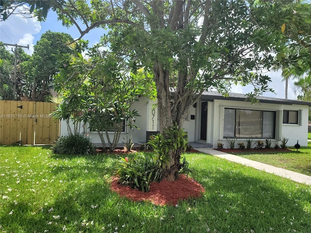 view of front facade featuring a front yard