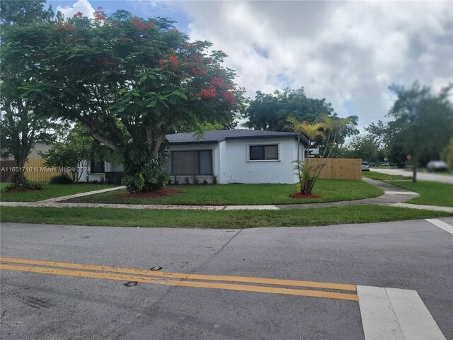 view of front of home featuring a front yard