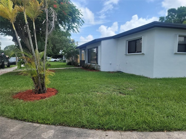 view of side of property featuring a lawn