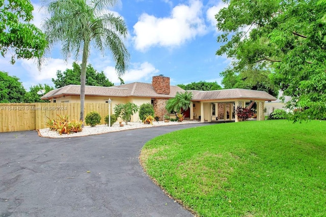 ranch-style house featuring a front lawn