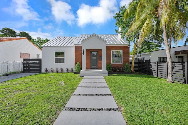 view of front of property featuring a front yard