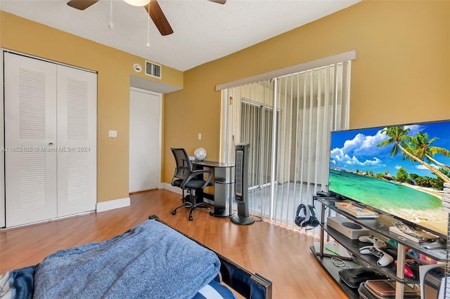 office area featuring a textured ceiling, ceiling fan, and wood-type flooring