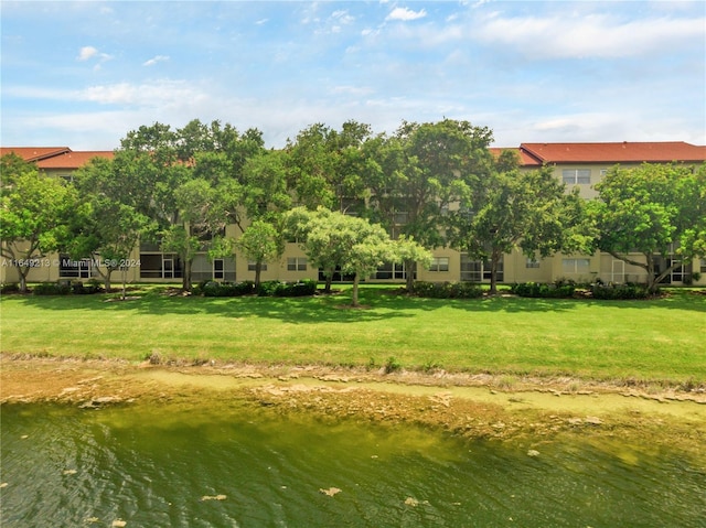 view of yard featuring a water view