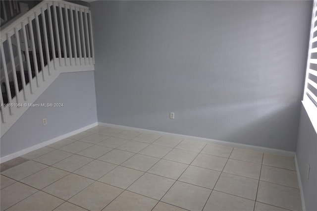 unfurnished room featuring light tile patterned floors