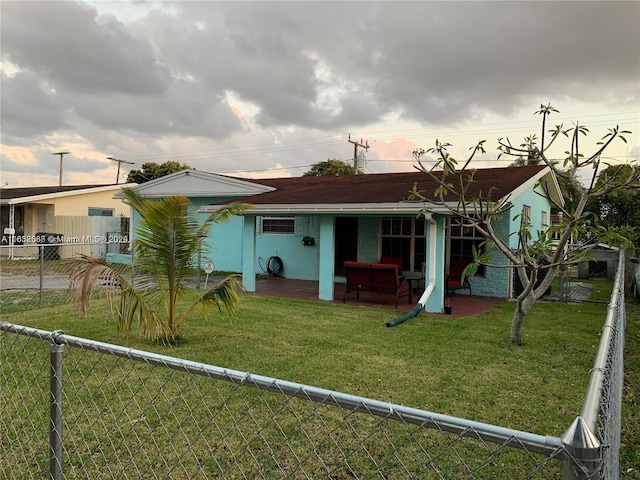 view of front of home featuring a front yard