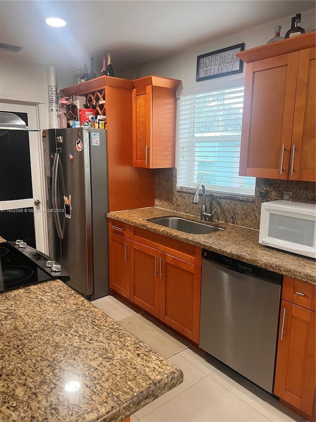 kitchen with sink, appliances with stainless steel finishes, tasteful backsplash, and light tile patterned floors