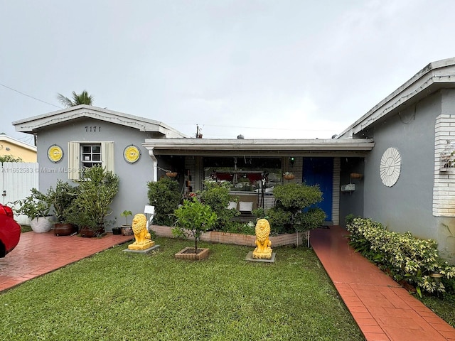 view of front of home featuring a front lawn