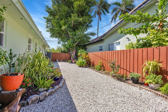 view of yard featuring a patio area