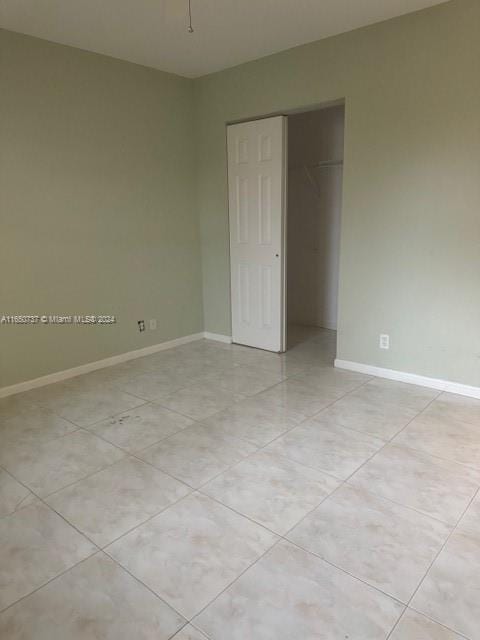 unfurnished bedroom featuring baseboards and a closet